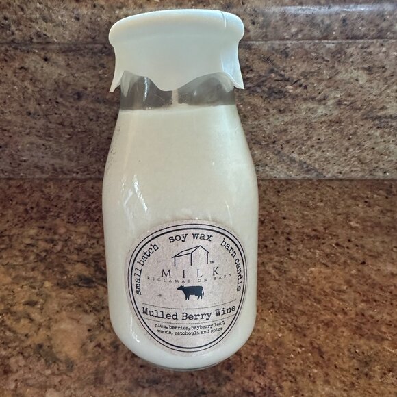 Milk Reclamation Barn Soy Wax Mulled Berry Wine Scented Candle 13 oz - Picture 6 of 6